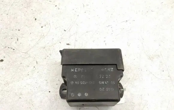 Mercedes-Benz C W202 Glow plug pre-heat relay A0185457232 0185457232