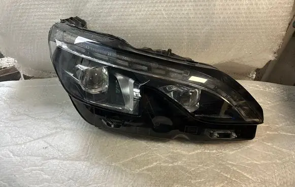 Peugeot 3008 II Headlight/headlamp 9826572680