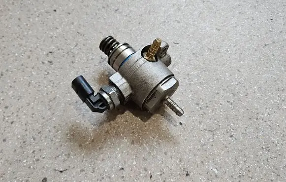 Audi TT TTS RS Mk3 8S Fuel injection high pressure pump 06L127025K