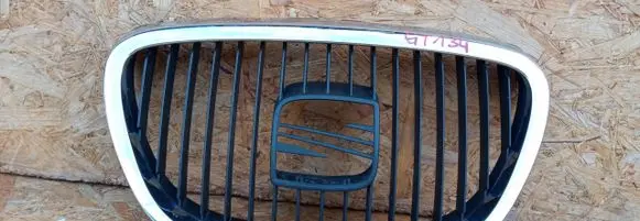 Seat Leon (1P) Front bumper upper radiator grill 5P0853654