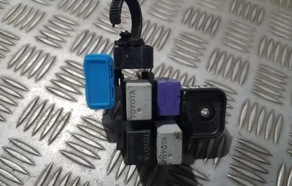 Toyota Avensis T250 Fuse box set 9008087019