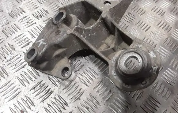 Audi A4 S4 B6 8E 8H Engine mounting bracket 8E0199351