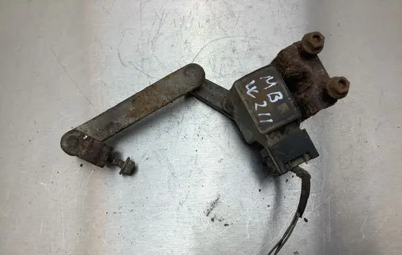 Mercedes-Benz E W211 Air suspension front height level sensor 19676781