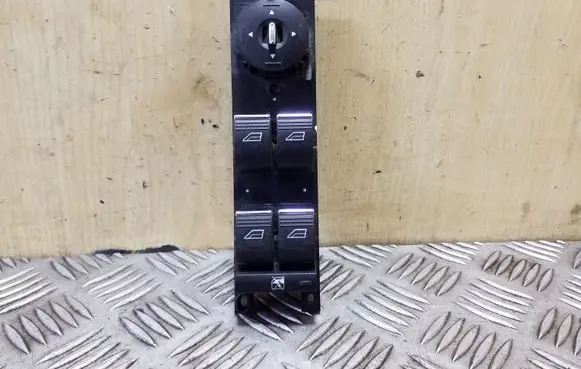 Ford Focus Electric window control switch AM5T14A132CA