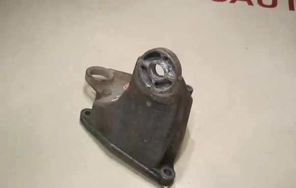 Volkswagen PASSAT B5 Engine mounting bracket 8D0399114S