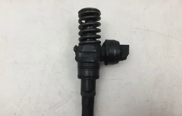 Volkswagen Golf V Fuel injector 038130073AG