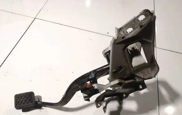 Opel Astra H Clutch pedal 