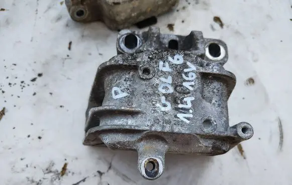 Volkswagen Golf VI Engine mount bracket 1K0199262