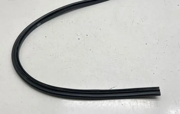 Volkswagen Jetta VII Engine compartment rubber 