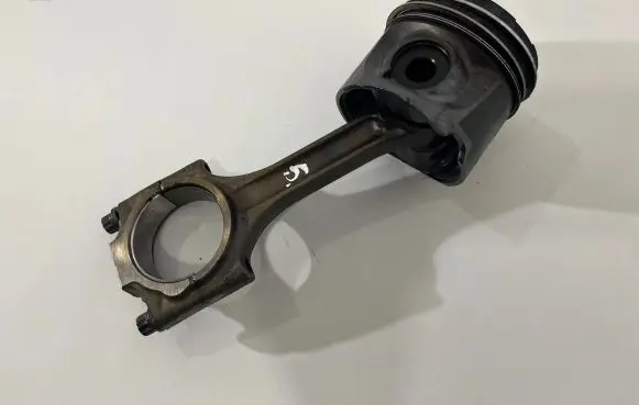 Volvo XC70 Piston with connecting rod 81L118