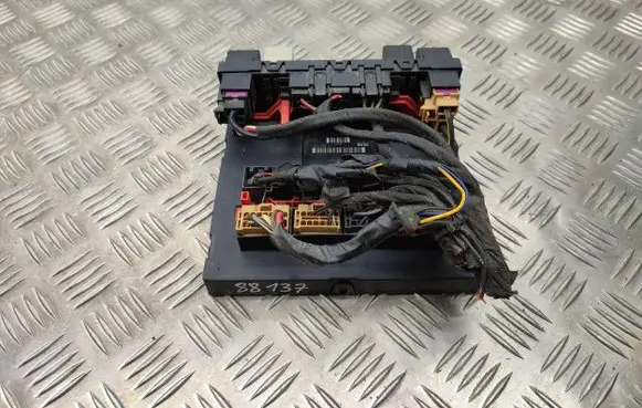 Volkswagen PASSAT B6 Fuse module 3C0937049J