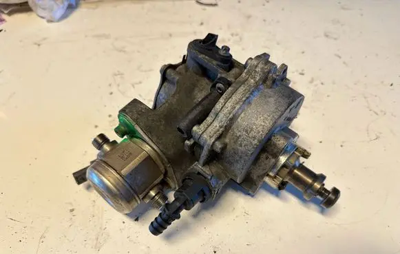 BMW X5 F15 Fuel injection high pressure pump 8604231 7611115