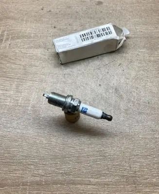Opel Astra H Spark plug 25193473 1214112 RC10MCC