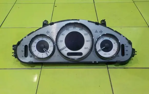 Mercedes-Benz CLS C219 Speedometer (instrument cluster) A2195401047