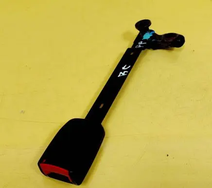 Volkswagen PASSAT B5 Front seatbelt buckle 3B0858472