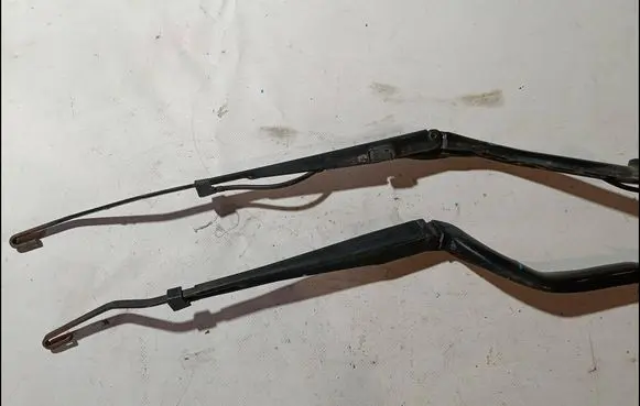 Cadillac DeVille Front wiper blade arm