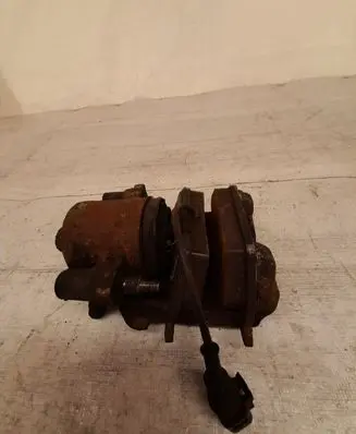 Volkswagen Golf VI Front brake caliper
