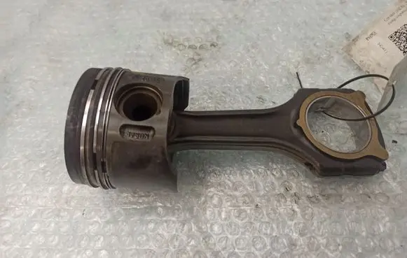 Mercedes-Benz C W203 Piston with connecting rod 8854