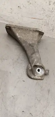 Engine mounting bracket