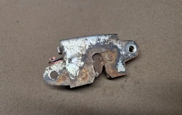 Toyota Hilux (AN10, AN20, AN30) Tailgate lock latch 