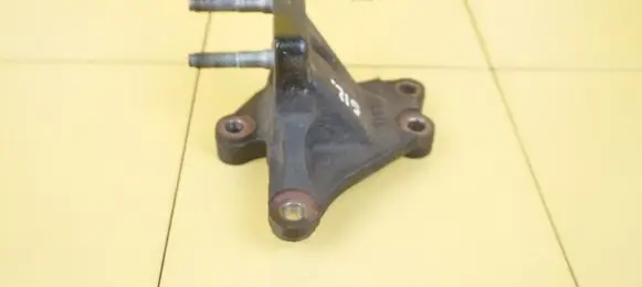 Hyundai i30 Engine mounting bracket G4FA