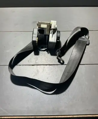 Volkswagen PASSAT B5.5 Front seatbelt 00064684