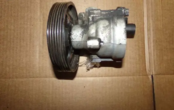 Volvo S40, V40 Power steering pump