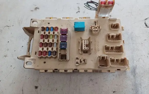 Toyota Yaris Fuse module
