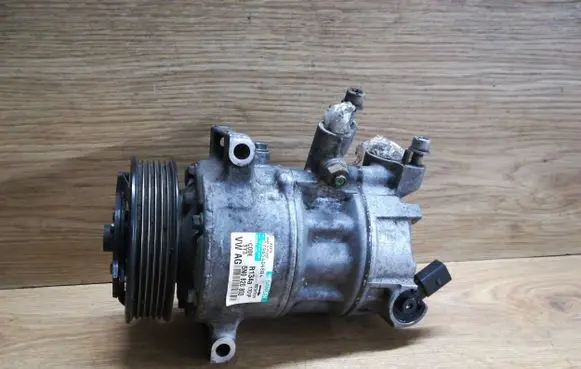 Volkswagen PASSAT B6 Air conditioning (A/C) compressor (pump) 5N0820803