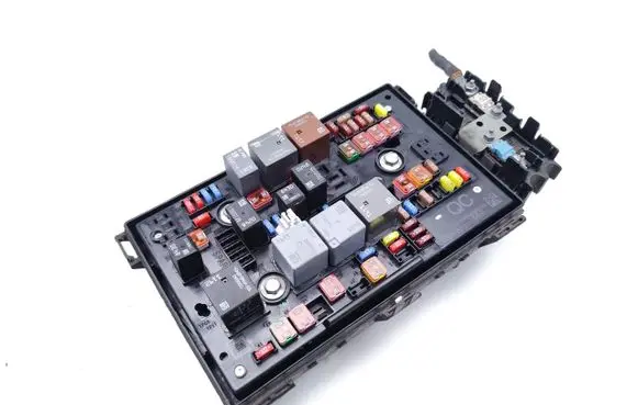 Opel Astra J Fuse module 13302311