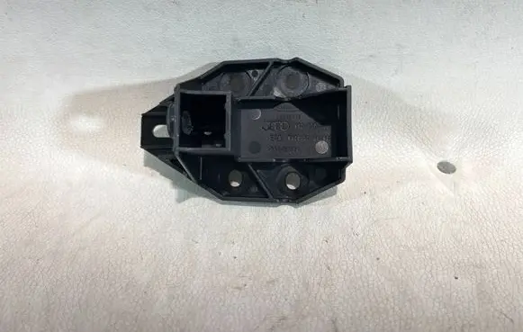 Audi A6 S6 C8 4K Front bumper mounting bracket 4K0807333