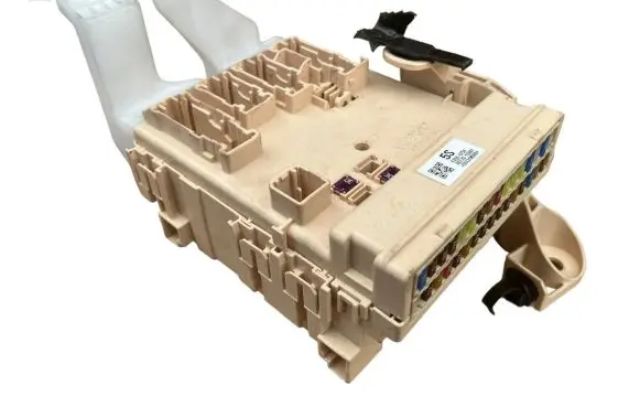 Toyota Auris E180 Fuse box set 8273012X81 5SA31WDKB 63586756