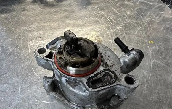 Peugeot 3008 II Vacuum pump 9804021880