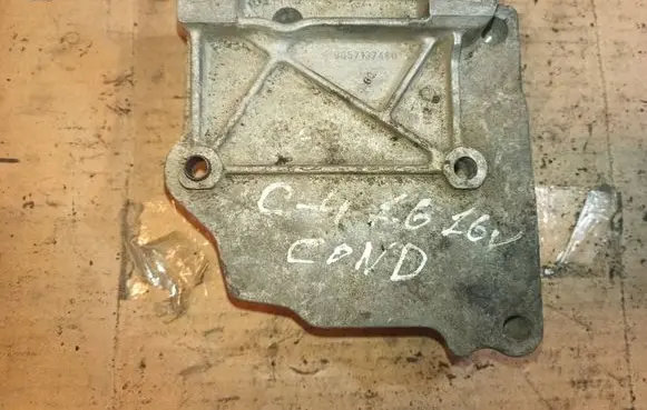 Citroen C4 I A/C compressor mount bracket 9657137480