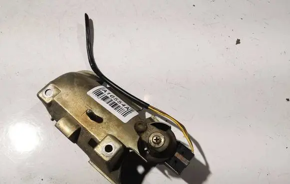 Volvo S40, V40 Front door lock (next to the handle) 