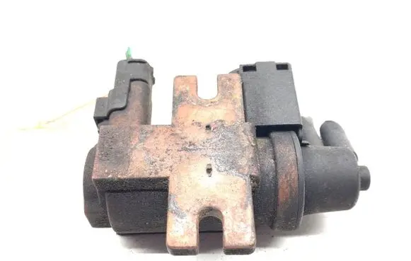 Volvo V50 Fuel pressure regulator 6G9Q-9E882-CA