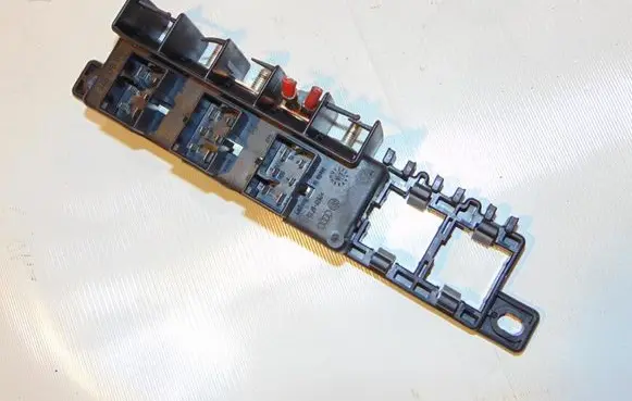 Volkswagen PASSAT B5 Fuse module 8L0941822A