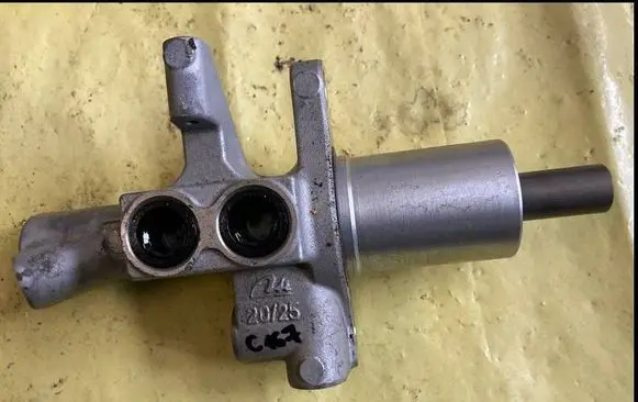 Mercedes-Benz C W204 Master brake cylinder A0064301601