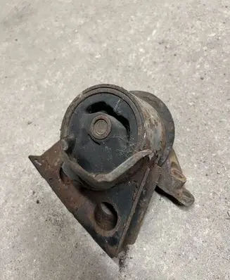 Nissan X-Trail T30 Engine mount bracket