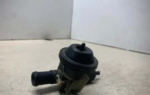 Volkswagen PASSAT B5.5 Coolant heater control valve 4A0819809