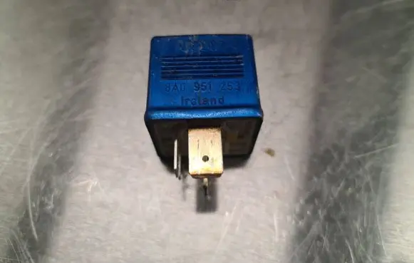 Audi A6 S6 C4 4A Other relay 8A0951253