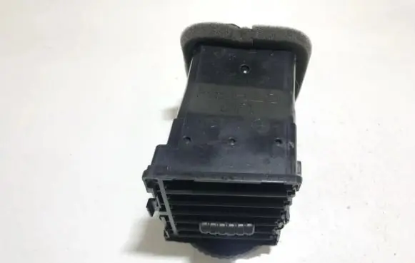 Nissan X-Trail T30 Dash center air vent grill 68750eq000