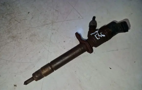 Volvo XC70 Fuel injector 30777526