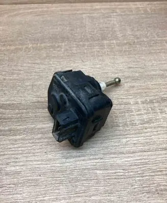 Volkswagen PASSAT B5 Headlight level adjustment motor 1H0941295E