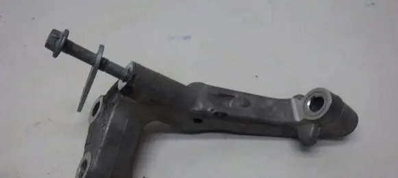 Peugeot 308 Engine mount bracket