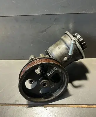 Toyota Avensis T270 Power steering pump 