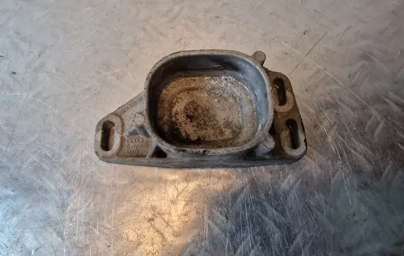 Volkswagen PASSAT B5.5 Engine mounting bracket 8D0199335Q