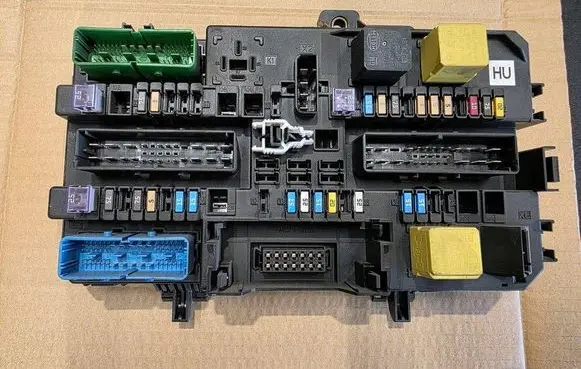 Opel Astra H Fuse module 13220832 5DK00866973