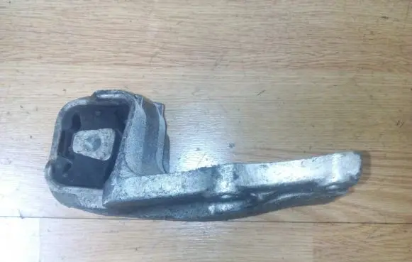 Opel Sintra Engine mount bracket
