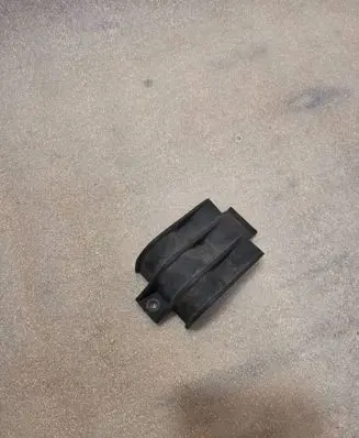 Audi A8 S8 D2 4D Intercooler pipe mounting bracket 077121095A